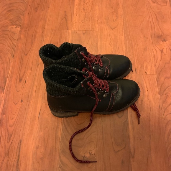 black fashion hiking boots